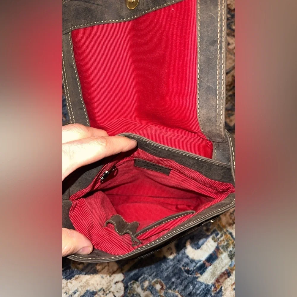NWT Gianni Conti Brwn Leather Men Crossbody Bag Snap Closure Red Interior 966145